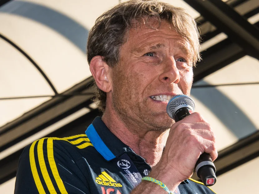 Håkan Ericson talar i mikrofon i landslagströja när U21-mästarna firas i Kungsträdgården i juli 2015