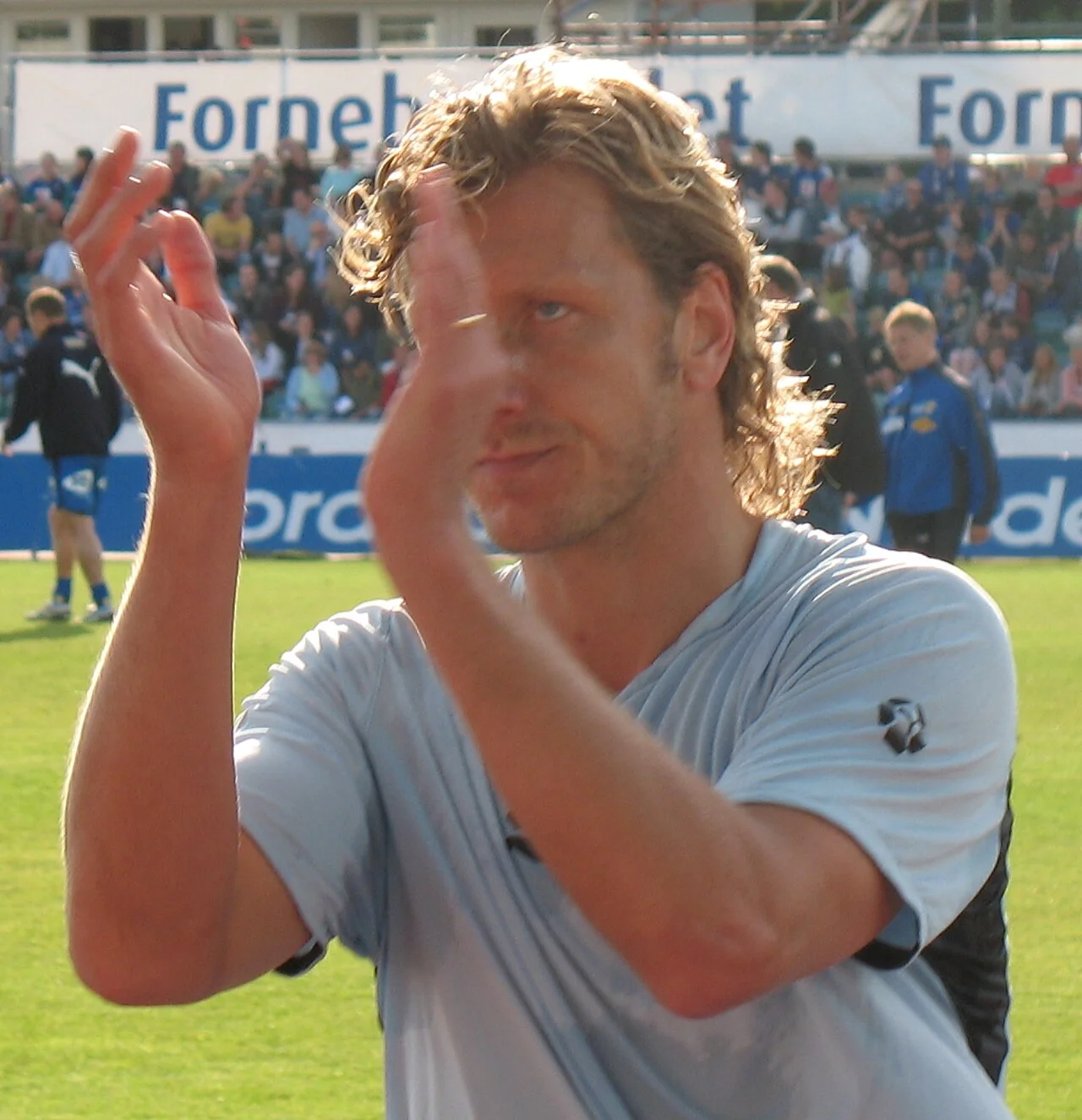 Jesper Jansson applåderar publiken efter en match för Stabæk 2006