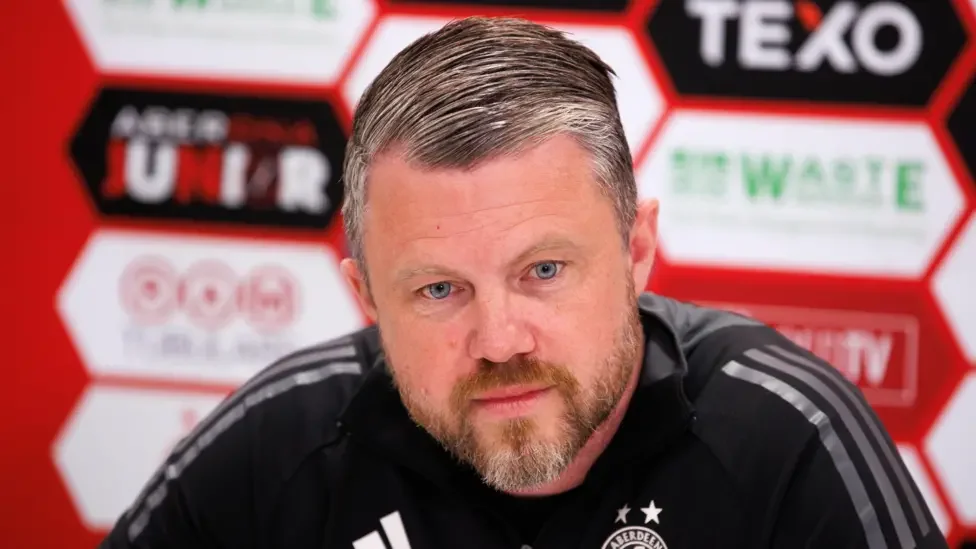 Jimmy Thelin i Aberdeen-kläder vid en presskonferens