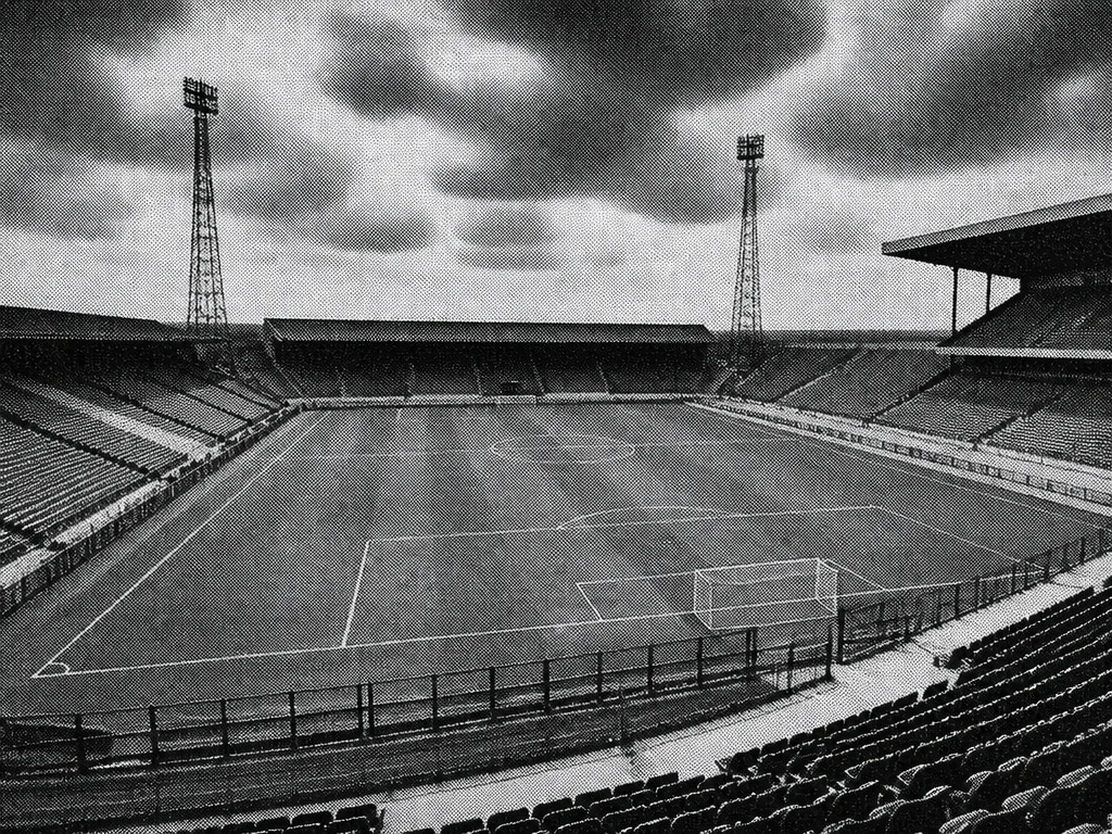 Rastrerat svartvitt tidningsfoto av en fullsatt nationalarena inför en landskamp