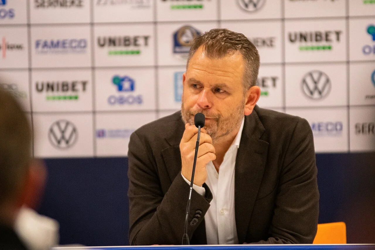 Mikael Stahre i mörk kavaj vid en presskonferens efter en match mellan IFK Göteborg och Malmö FF