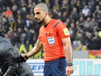 Mohammed Al-Hakim i orange domartröja med Fifamärket på bröstet under en match 2015